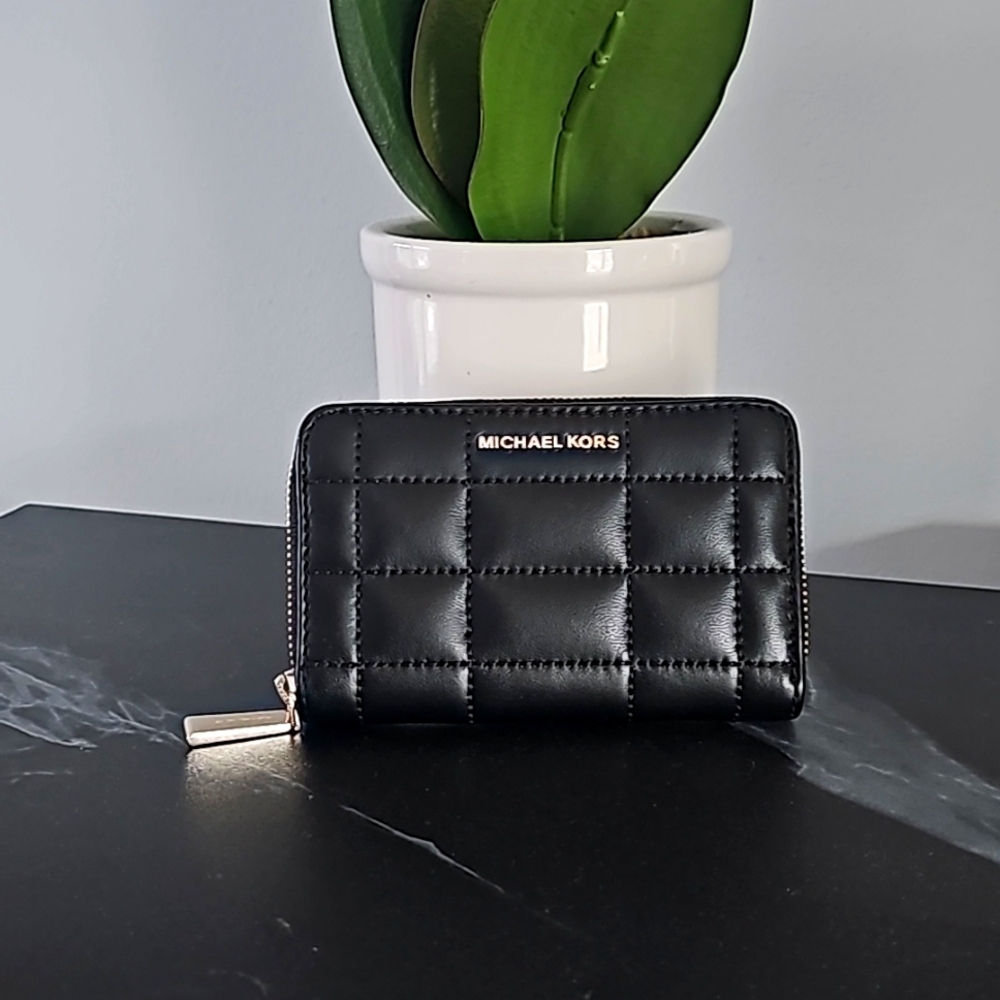 Michael Kors. Quilted Card holder/Wallet. Black color